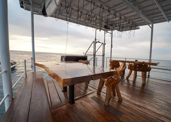 Floating Ship In With Sixteen Beds Uluwatu (Bali)