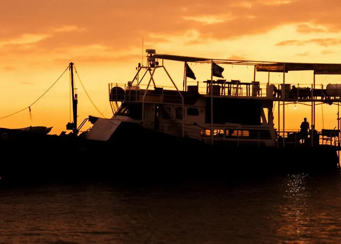 Floating Ship In With Sixteen Beds Uluwatu (Bali)
