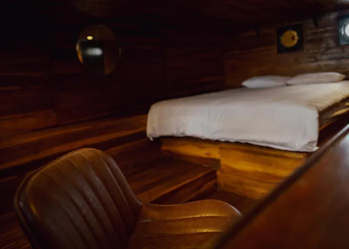Floating Ship In With Sixteen Beds * Uluwatu (Bali)
