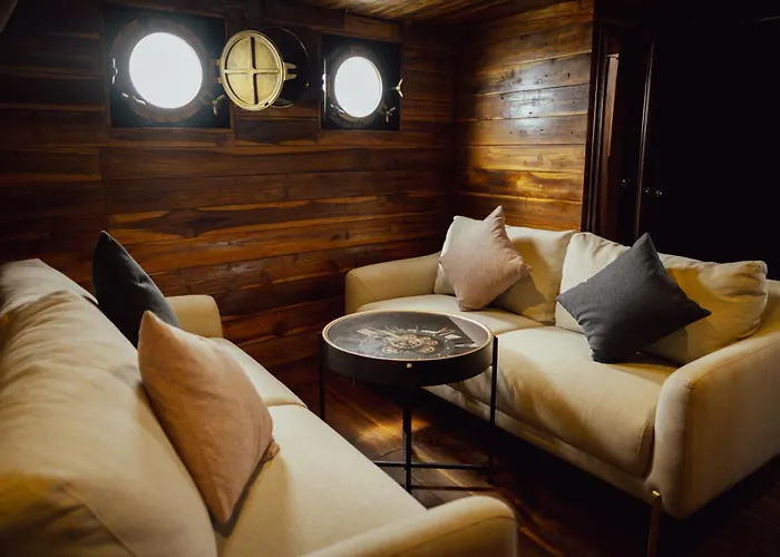 Botel Floating Ship In With Sixteen Beds *