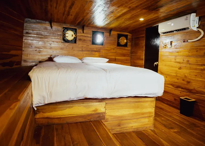 Floating Ship In With Sixteen Beds Botel *